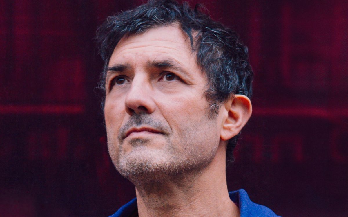 « Mes battements » est son premier roman. Albin de la Simone se livre avec autant d’élégance que dans sa musique