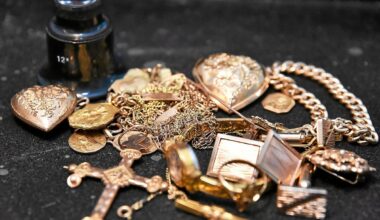 À Rennes, de faux policiers viennent interpeller de faux agents chez une dame âgée pour lui voler tous ses bijoux