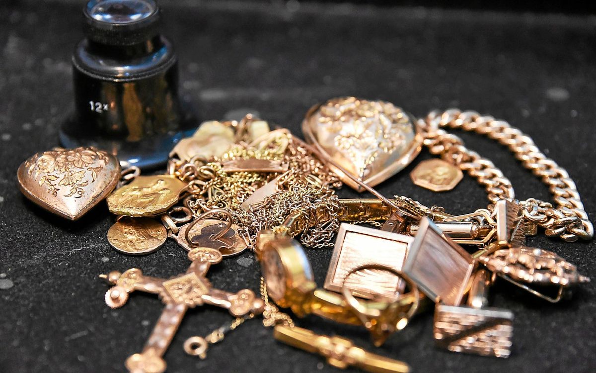 À Rennes, de faux policiers viennent interpeller de faux agents chez une dame âgée pour lui voler tous ses bijoux