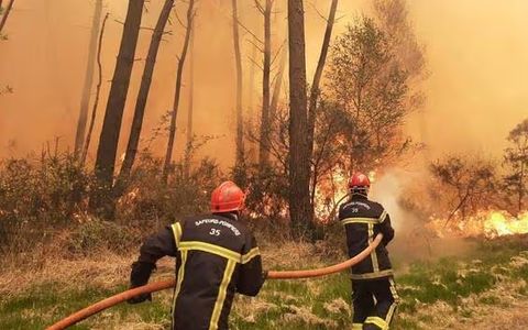 Mobilisés toute la nuit, les pompiers sont toujours sur place pour des opérations dites « de noyage des derniers foyers ».