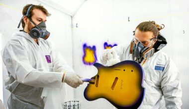 « Elle est hypnotisante » : près de Rennes, ce luthier a fabriqué la guitare du Youtubeur McFly