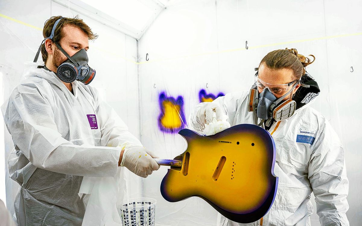 « Elle est hypnotisante » : près de Rennes, ce luthier a fabriqué la guitare du Youtubeur McFly