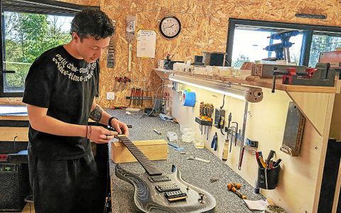 Avec six salariés, Marceau Guitars propose des guitares haut de gamme et made in France, toutes élaborées dans l’atelier de Betton.