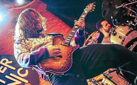 La guitare, désormais entre les mains de David, devra faire ses preuves lors de sa prochaine tournée.
