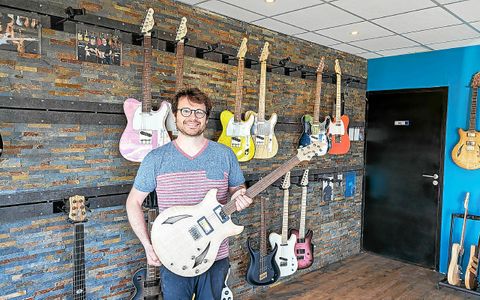 C’est grâce à ce modèle de guitare, fabriqué pour Lucky Peterson, que Tom Marceau a pu faire de sa passion son métier.