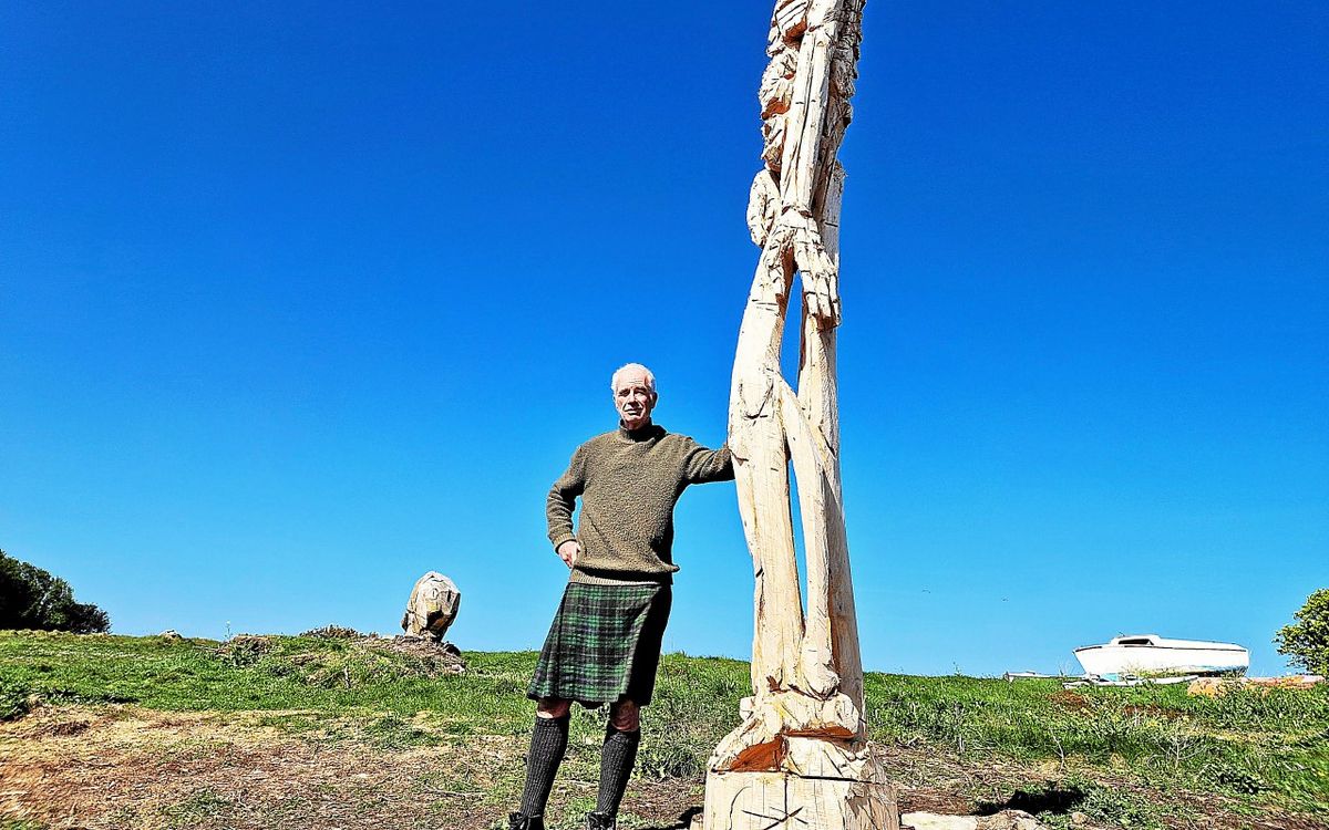 Du haut de ses 4,20 m, l’Ankou contemple le Korejou, à Plouguerneau