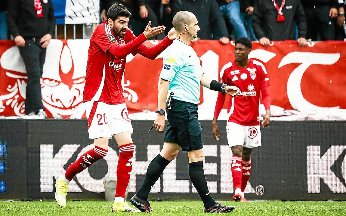 « La décision de l’arbitre a tué le match » : réduit à dix avant la pause contre Lens, le Stade Brestois s’estime floué