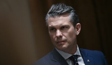 le ministre de la Défense accusé d’avoir partagé des plans militaires avec son épouse, son avocat et son frère