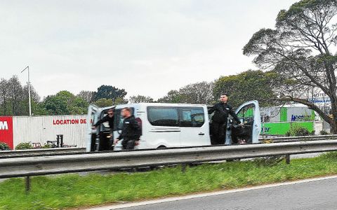Un minibus de supporters lensois s’est retrouvé à l’arrêt sur la RN12 après le blocage des ultras brestois.