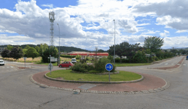 l'automobiliste fait un malaise, elle traverse un rond-point et s'encastre dans une antenne