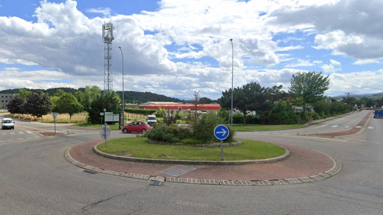 l'automobiliste fait un malaise, elle traverse un rond-point et s'encastre dans une antenne