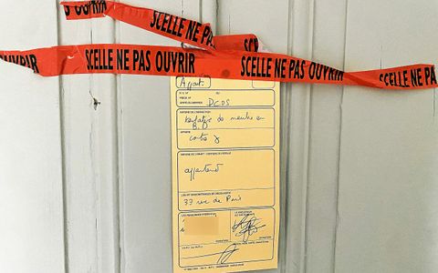 Un scellé portant la mention « tentative de meurtre en bande organisée » est placardé sur la porte de l’appartement perquisitionné par la police suite à la fusillade du Subway de Villejean.