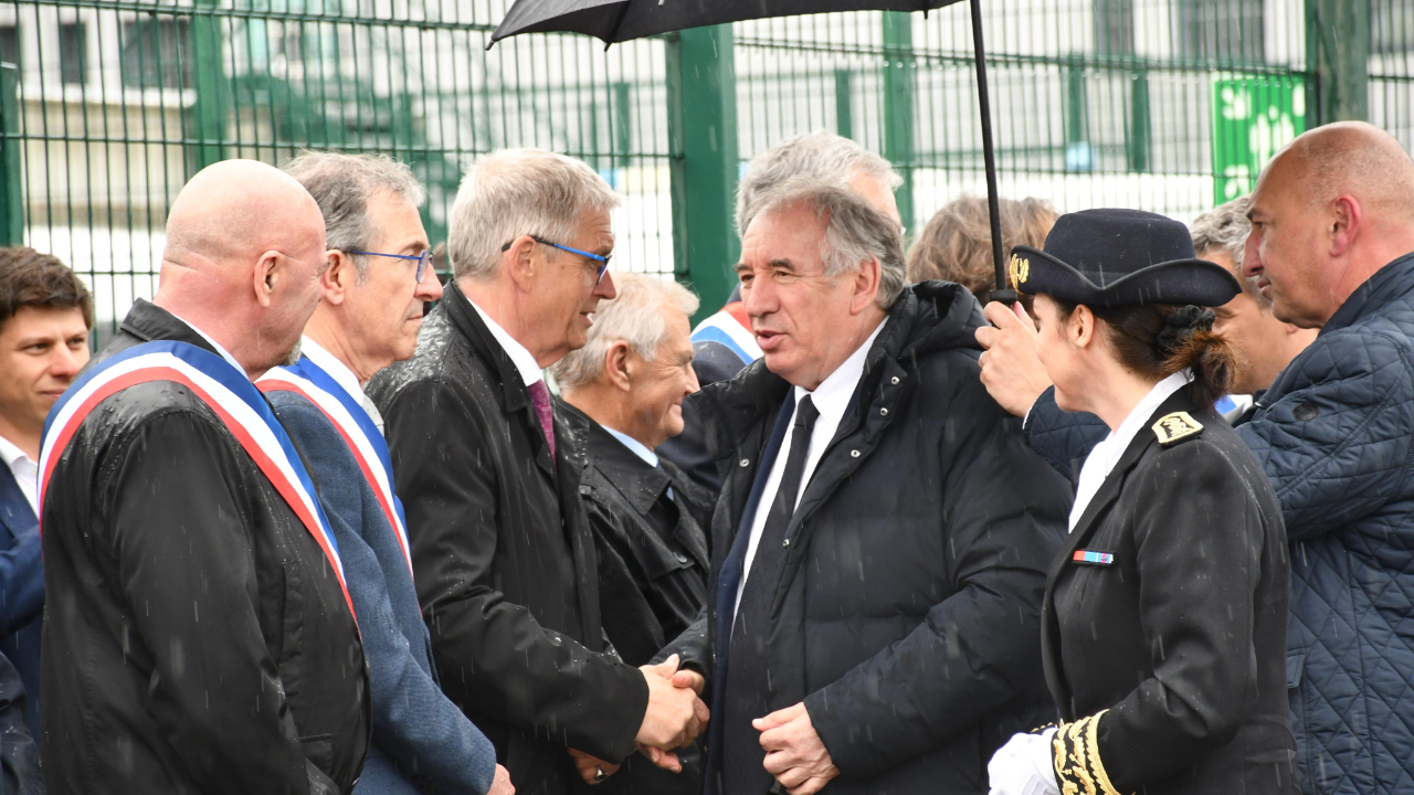 près de Lyon, François Bayrou dénonce "des réseaux qui croyaient qu'ils étaient les maitres absolus"
