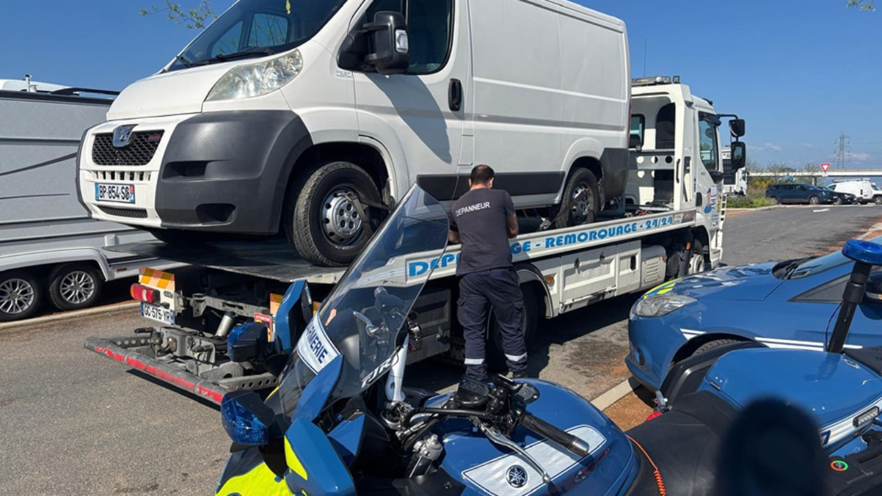 une camionnette trop pressée… et une surprise de taille pour les gendarmes