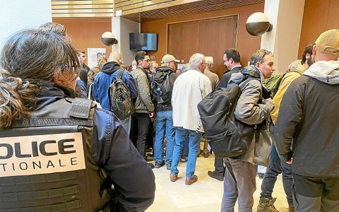 Quelques minutes avant l’audience, le public était nombreux à vouloir assister à l’audience des sept prévenus qui ont participé à des violences contre des étudiants membres du rassemblement national.