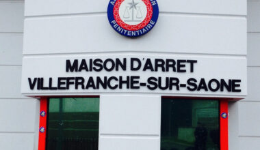 une jeune femme crache sur les agents pénitentiaires qui lui reprochent d'être mal garée