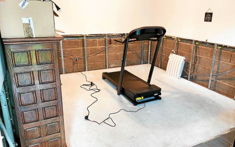 Chez Noëlle, la pièce du rez-de-chaussée, inondée, a été transformée en salle de sport en attendant les travaux.