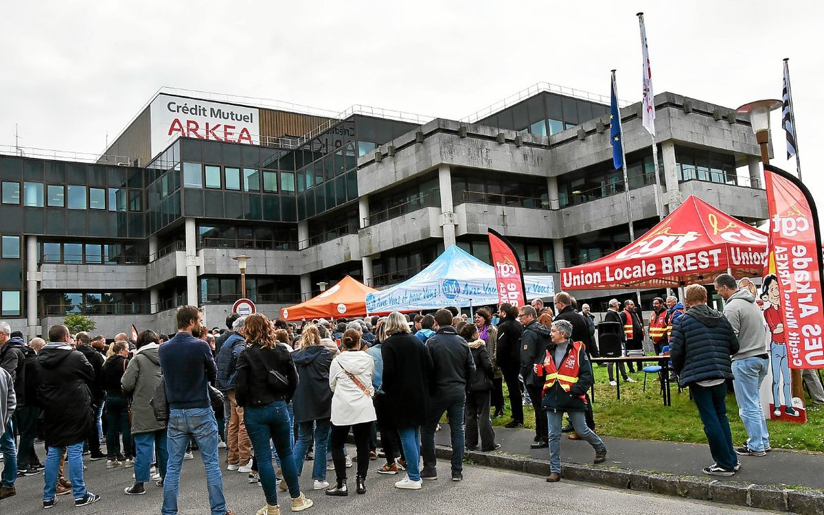Au Relecq-Kerhuon, les salariés du Crédit mutuel Arkéa reconduisent leur grève