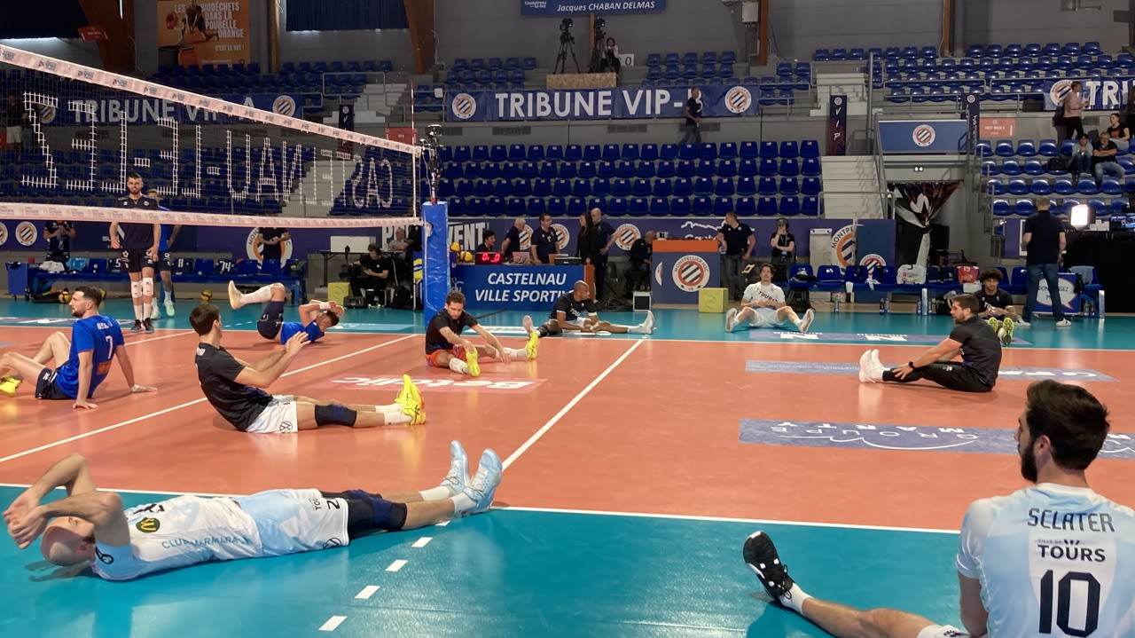 Les Tourangeaux à l’échauffement, sur le Taraflex du palais des sports Chaban-Delmas.