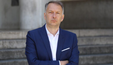 le ministère de l'Intérieur se lance à la recherche de ceux qui ont tagué le domicile de Bruno Bernard