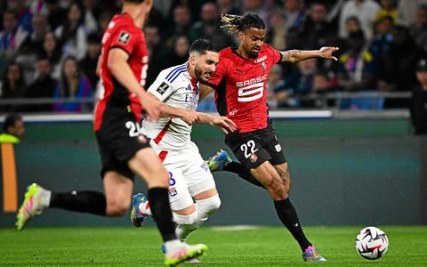 Lorenz Assignon (Rennes) au duel avec Rayan Cherki (Lyon).