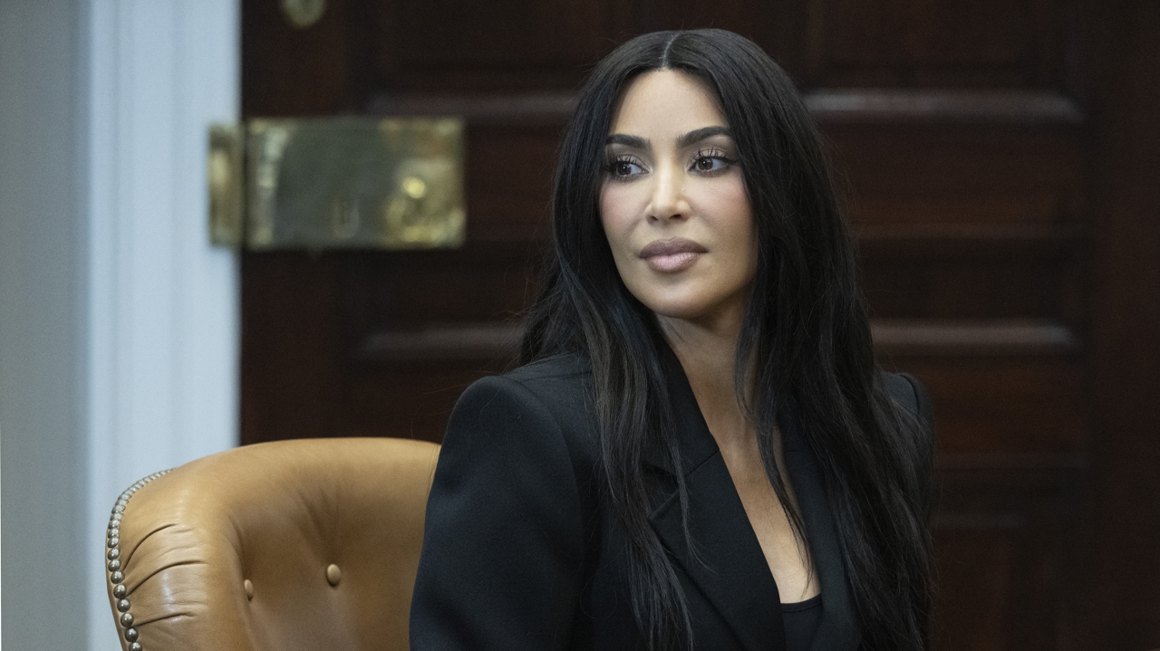 Le procès du retentissant braquage parisien de la star Kim Kardashian s’ouvre lundi à Paris