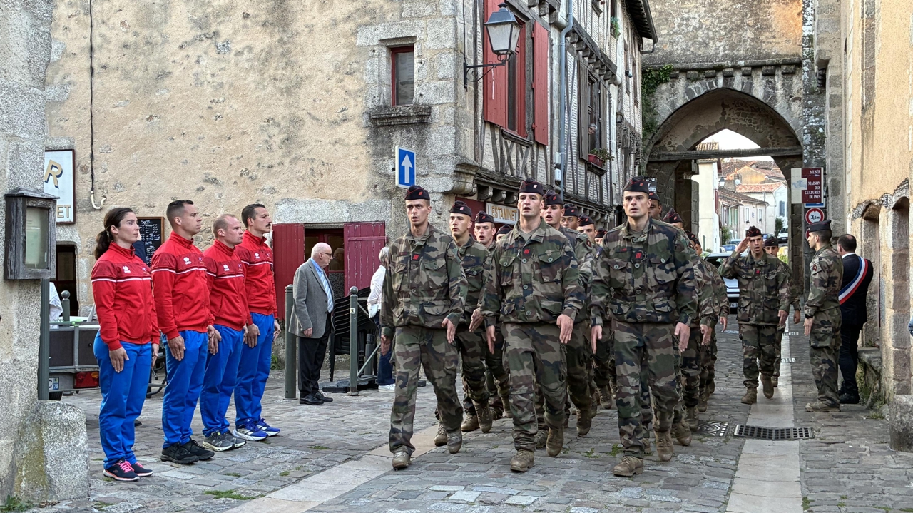 les pompiers de Paris ont défilé dans le quartier médiéval de Parthenay