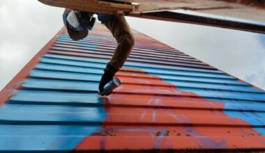 le graffeur nantais Korsé laisse une empreinte colorée et poétique sur le totem d’Emmaüs