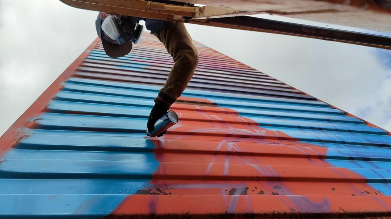 le graffeur nantais Korsé laisse une empreinte colorée et poétique sur le totem d’Emmaüs