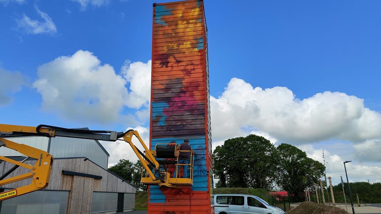 Korsé a pu réaliser sa peinture jusqu’à 10 m de haut, grâce à une grue qu’il pilotait.