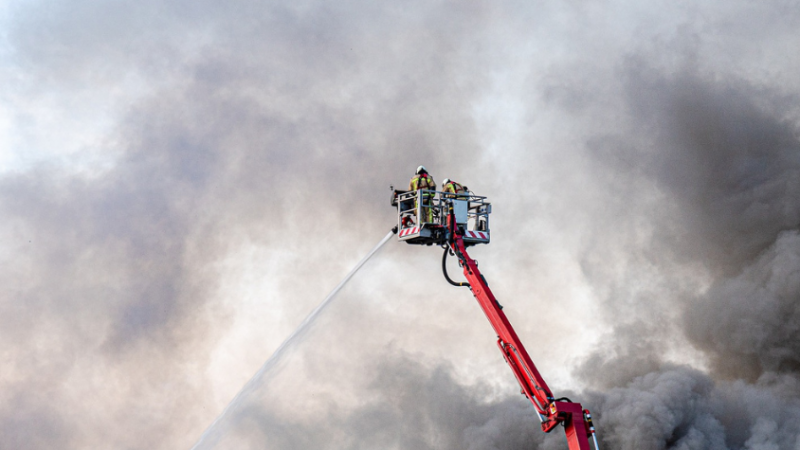 Incendie près de Saint-Étienne : intervention des pompiers dans un bâtiment en feu