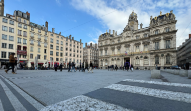 Lyon : ils montent sur le toit d'un immeuble et manquent de blesser des passants