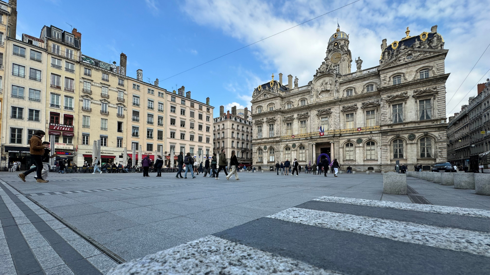 Lyon : ils montent sur le toit d'un immeuble et manquent de blesser des passants