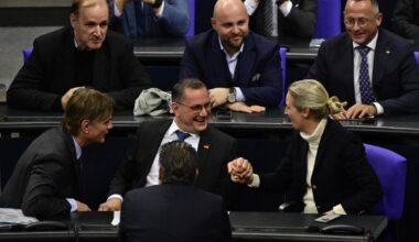 grâce à une alliance inédite, la droite et l’extrême droite font adopter un texte anti-immigration