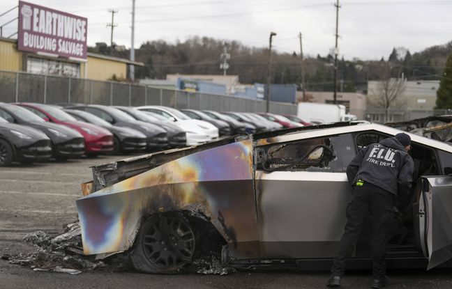 Un homme poursuivi pour avoir incendié des Tesla et une antenne du parti républicain