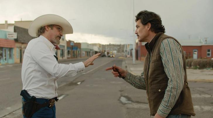 Joaquin Phoenix et Pedro Pascal dans « Eddington »