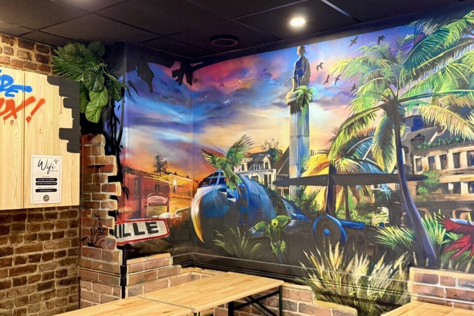Un graffeur a peint de superbes fresques sur tous les murs du bar.