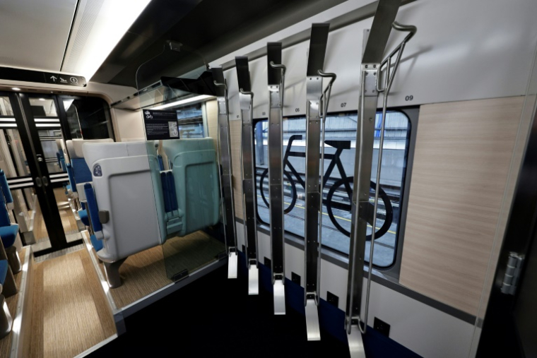 Des places vélo dans le nouveau train "Oxygène", destiné à remplacer les Intercités Corail, présenté le 24 avril 2025 à Villeneuve Saint-Georges, près de Paris ( AFP / STEPHANE DE SAKUTIN )