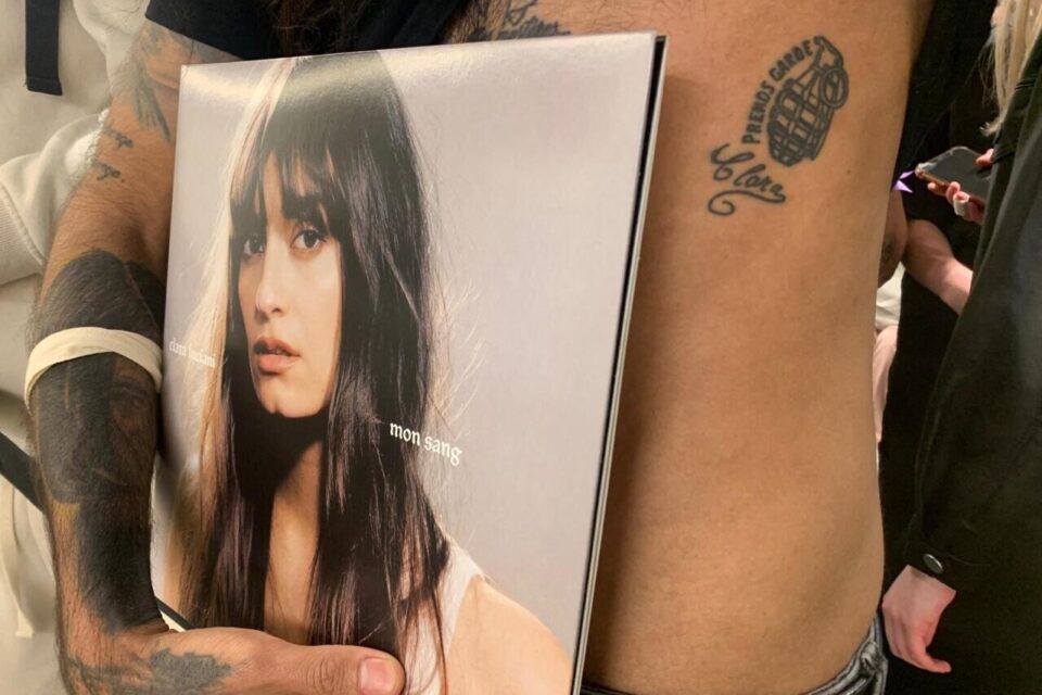 Boris, 30 ans, s'est fait tatouer une grenade, en hommage au titre qui a révélé l'artiste française.