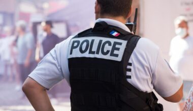un homme poignardé à quatre reprises dans un appartement, un suspect en fuite