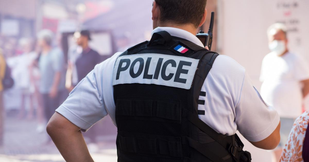 un homme poignardé à quatre reprises dans un appartement, un suspect en fuite