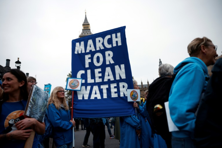 Des manifestants participent à une "Marche pour l'eau propre" appelant le gouvernement à "mettre fin à l'empoisonnement des eaux britanniques", le 3 novembre 2024 à Londres ( AFP / BENJAMIN CREMEL )