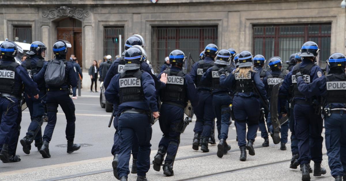 une centaine de personnes expulsées par la police d'un gymnase municipal