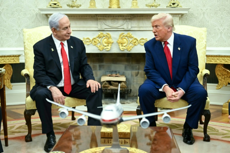 Le président américain Donald Trump (d) et le Premier ministre israélien Benjamin Netanyahu dans le Bureau ovale de la Maison Blanche, le 7 avril 2025 à Washington ( AFP / SAUL LOEB )