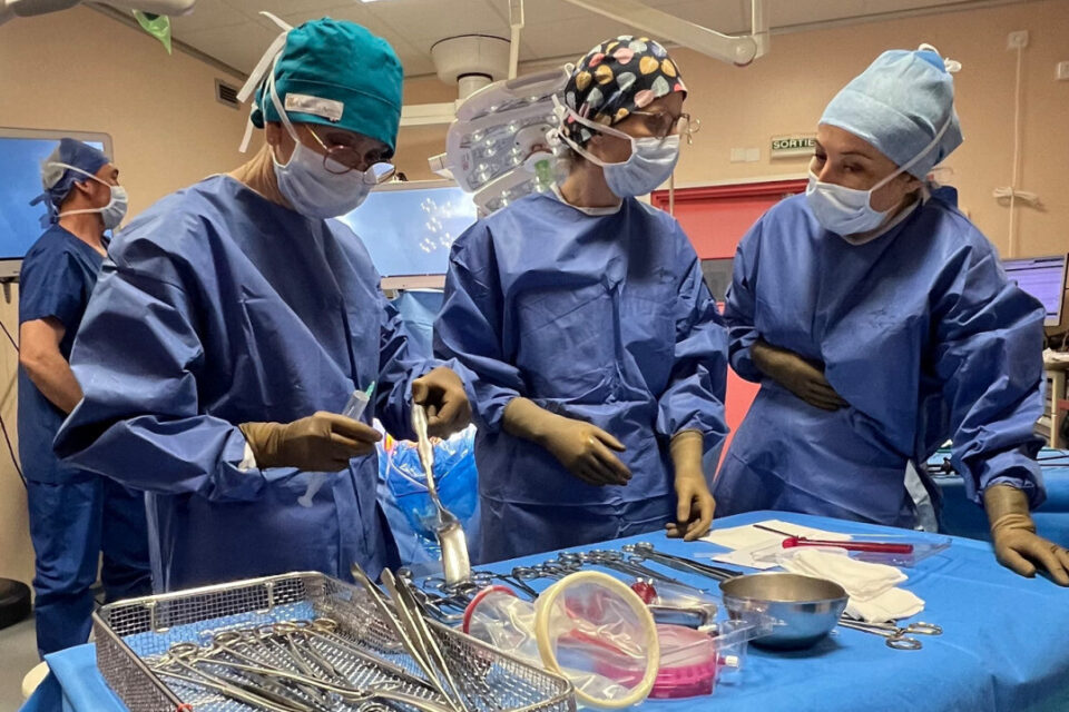 Les Dr Hélène Tissot et Dr Rachel Briones au bloc opératoire de l'hôpital de Langon (Gironde).