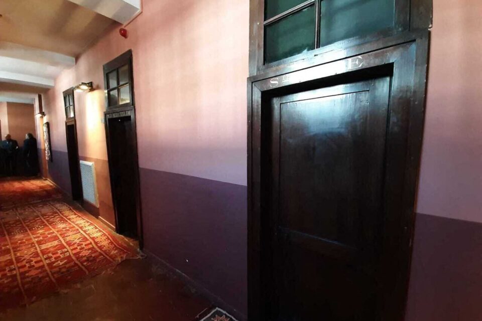 Voici les anciennes cellules de nonnes, dont des cloisons ont été abattues pour former des chambres plus grandes.