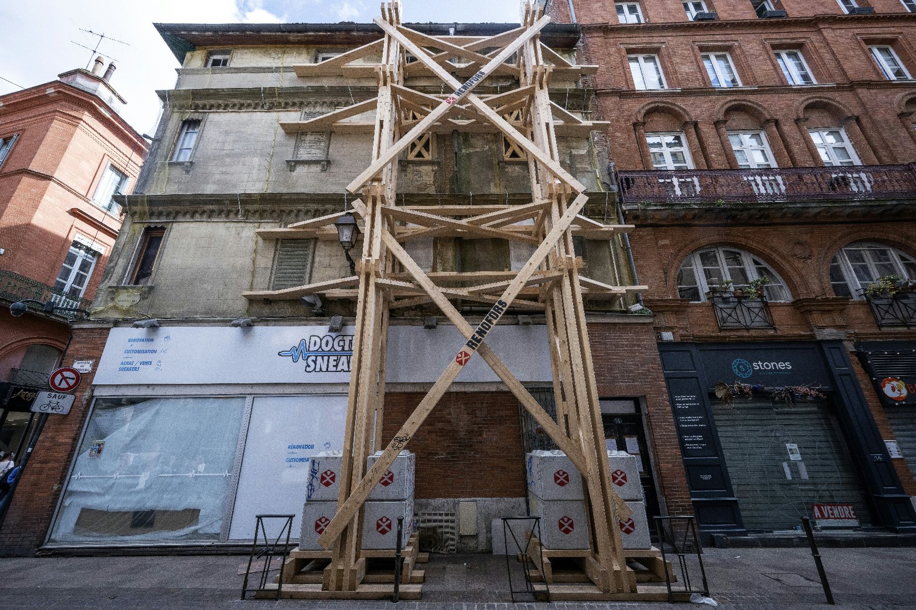 Un immeuble menaçant de s'effondrer, sécurisé par les services municipaux à Toulouse, le 14 avril 2025 en Haute-Garonne