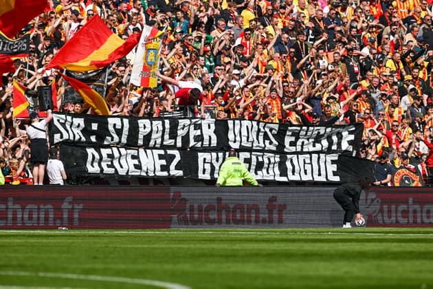 "Si palper vous excite, devenez gynécologue", la banderole des supporters lensois après des fouilles abusives lors du derby à Lille