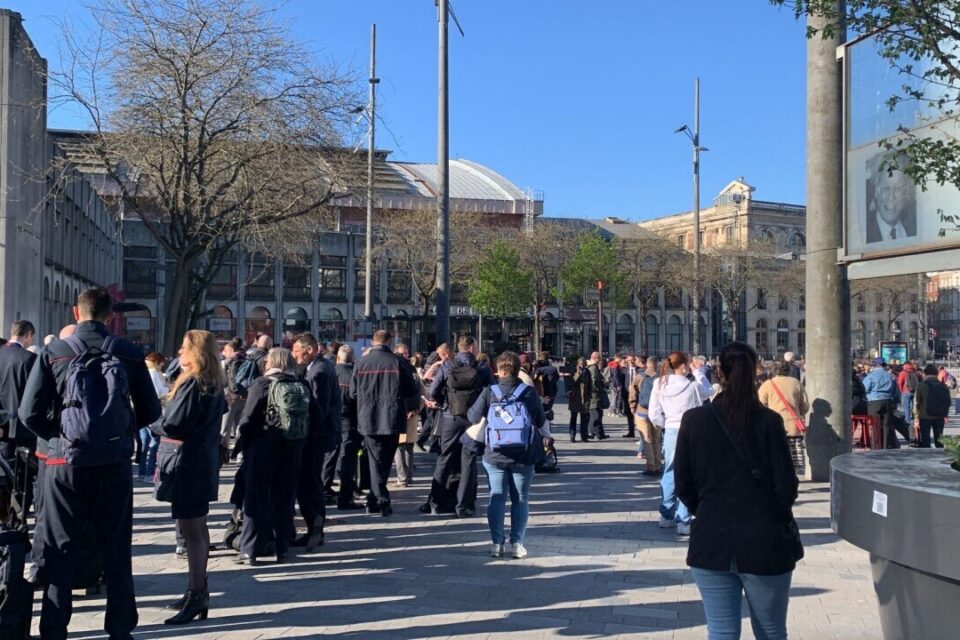 Les voyageurs ont du évacuer la gare, et patientent sur le parvis.