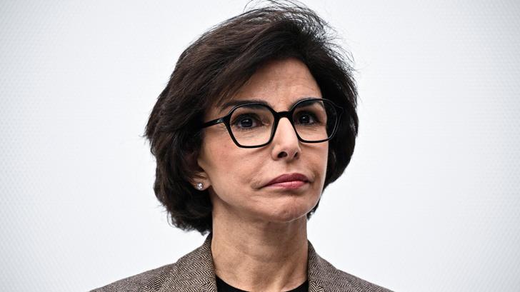 Rachida Dati encaisse les coups, alors que l’examen de sa réforme de l’audiovisuel public est une nouvelle fois repoussée.